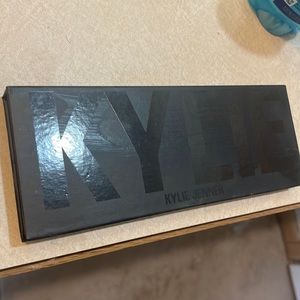 KYLIE press powder eyeshadow palette